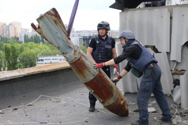 У Харкові з даху будинку зняли російську бомбу на 300 кг вибухівки