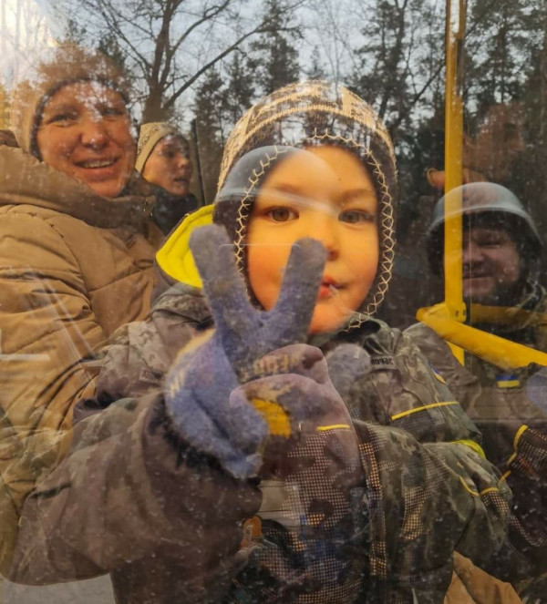Українські діти, які бачили війну: фотопідбірка