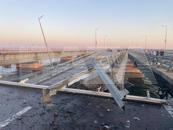 Загибла сім'я і величезні затори: вночі на Кримському мосту пролунали вибухи