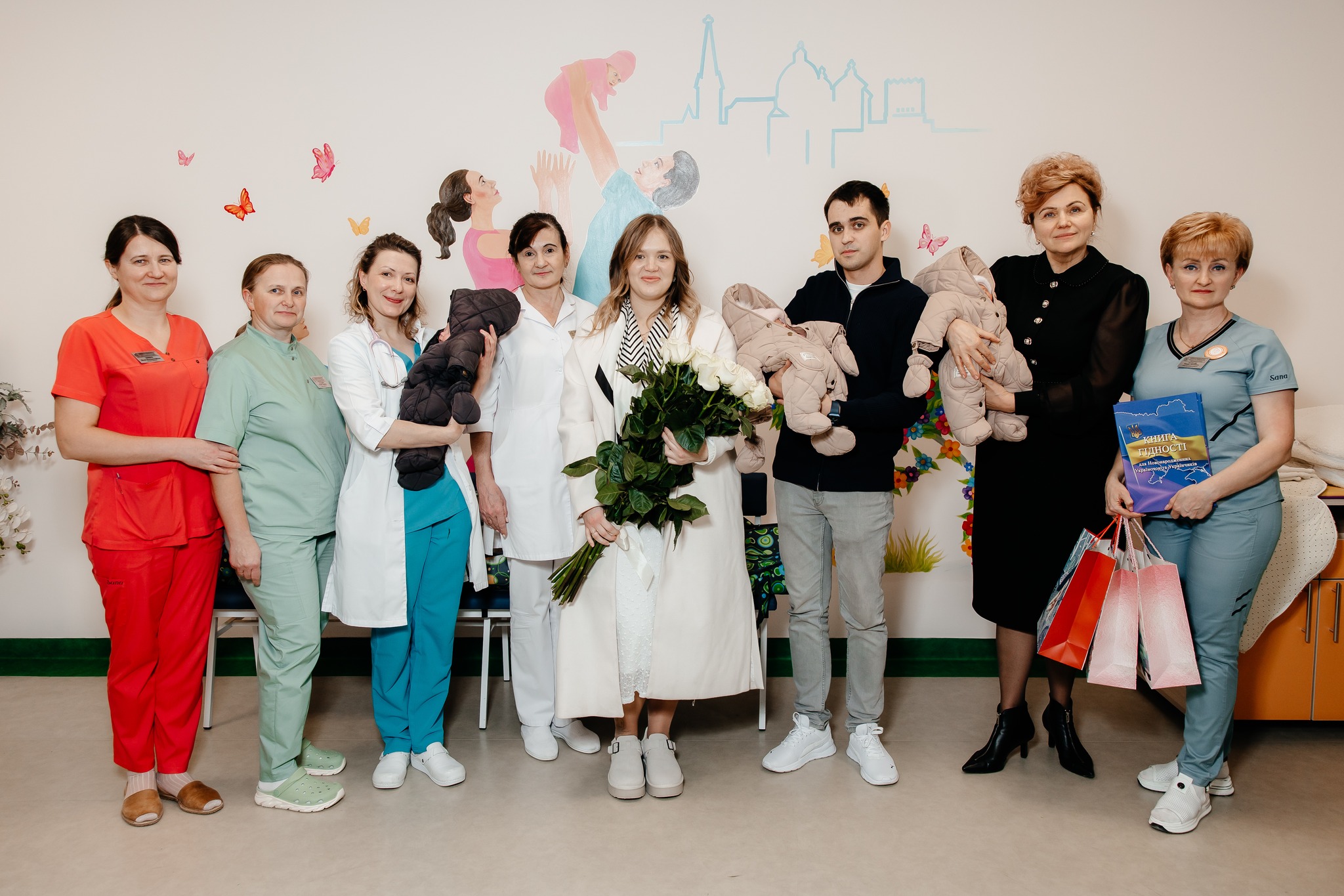 Три маленькі серця - одна велика родина: з Волинського перинатального центру виписали трійню