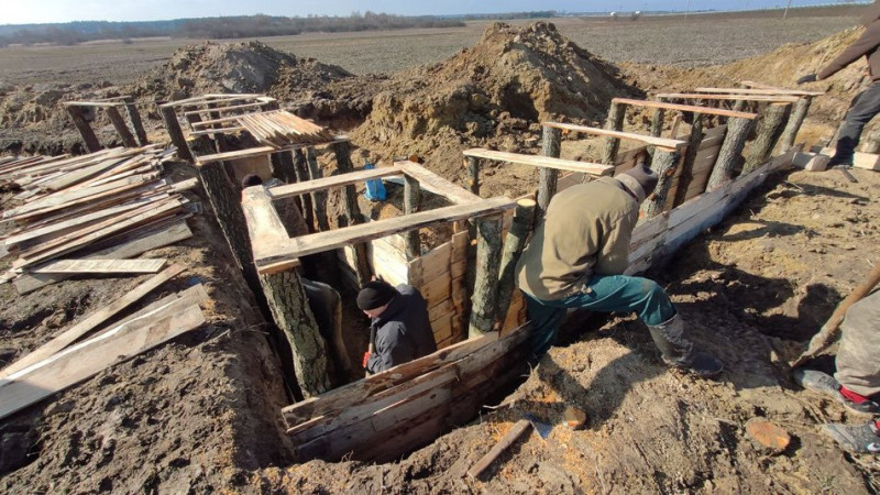 Жителі громади на Волині копають окопи разом з військовими