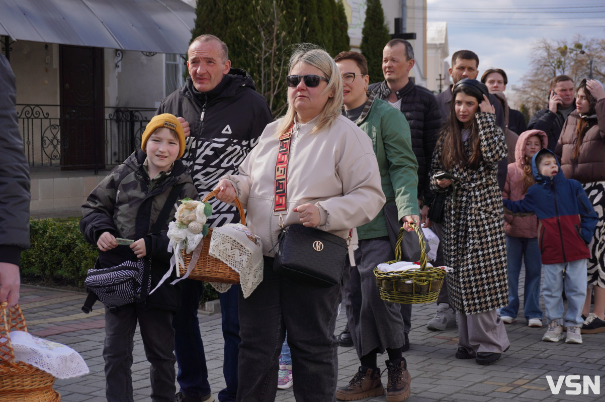 Як у Луцьку освячують Великодні кошики? Фоторепортаж