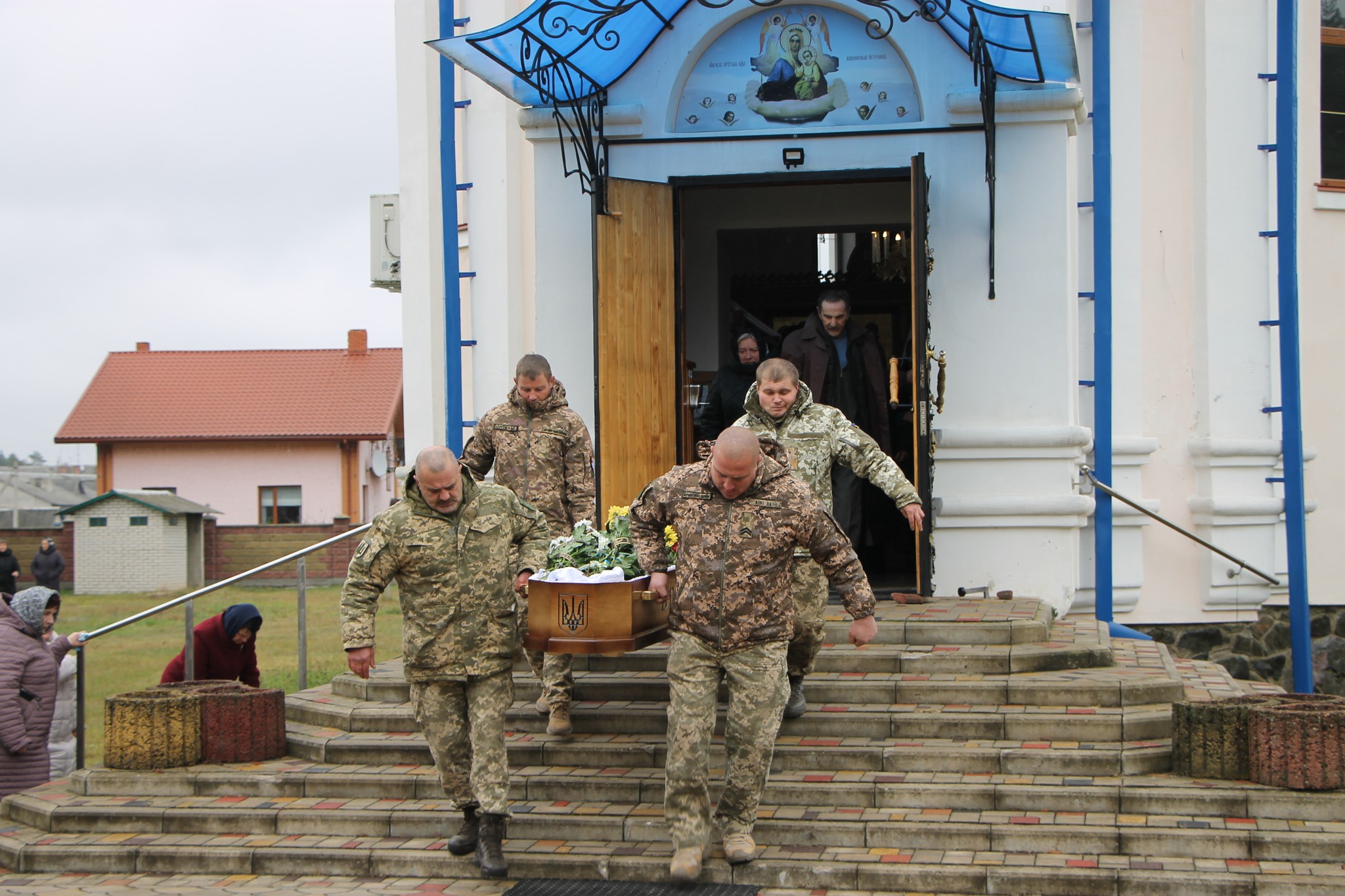 Ще одна мати пов’язала чорну хустину: на Волині попрощалися із 41-річним Героєм Володимиром Радчуком