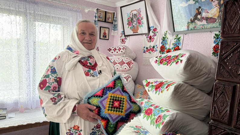67-річна волинянка зберігає вишиваний костюм, що отримала у спадок від матері