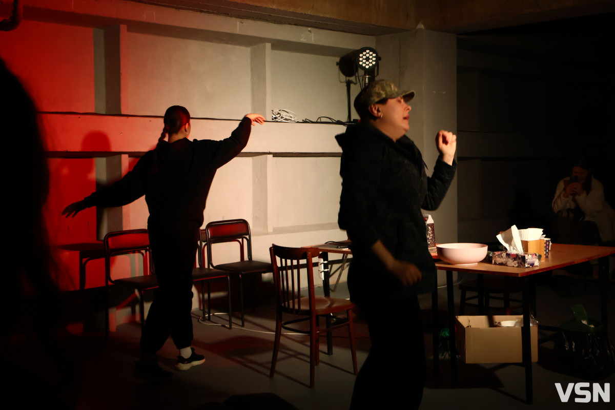 Говорити про війну під час війни — це сповідь: у Луцьку відбувся передпоказ вистави-імпровізації «Червоний борщ»