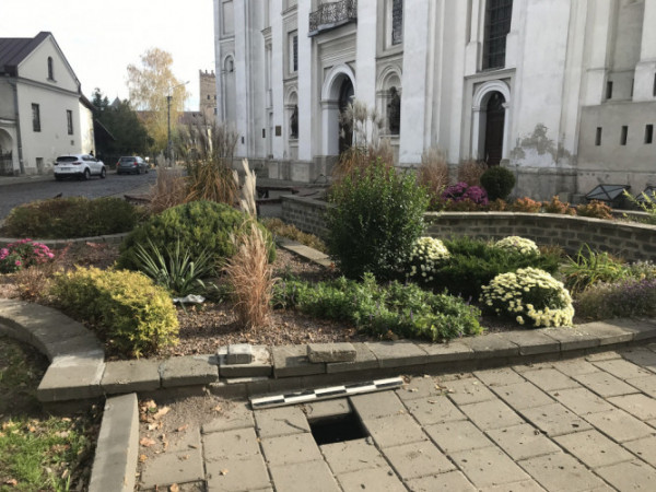 У Луцьку біля собору утворилося провалля глибиною понад 3 метри