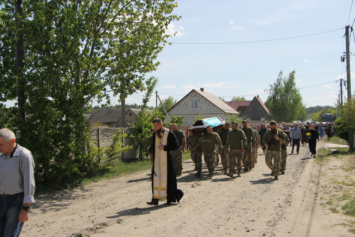 Дві донечки ніколи більше не побачать татка: напередодні Великодня на Волині попрощались з Героєм Олександром Муковським