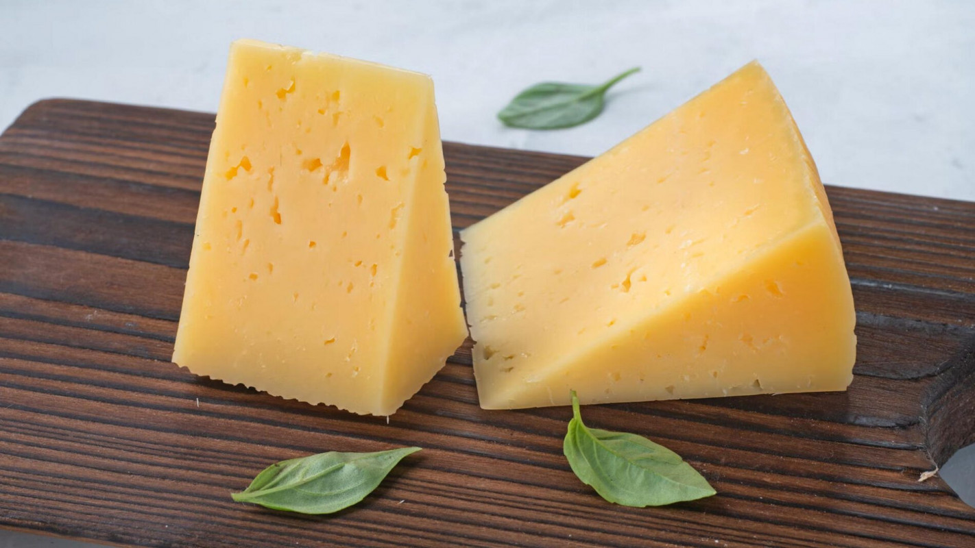 Зіпсуються зі швидкістю світла: які продукти категорично не можна зберігати на дверцятах холодильника