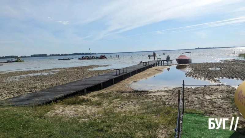 Світязь стрімко міліє: за рік вода відступила на десятки метрів — фото