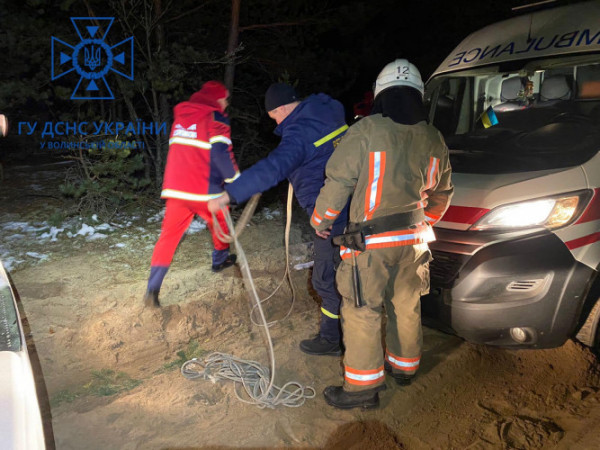 На Волині застрягла швидка, яка їхала до пацієнта