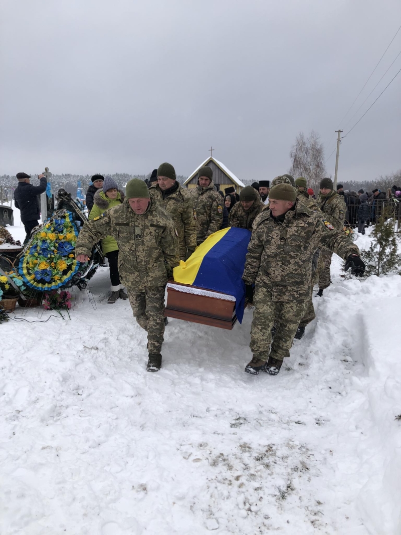 Ще зовсім недавно приїжджав у відпустку, а зараз зустріли «на щиті»: на Волині попрощалися із захисником Віталієм Рабчуном