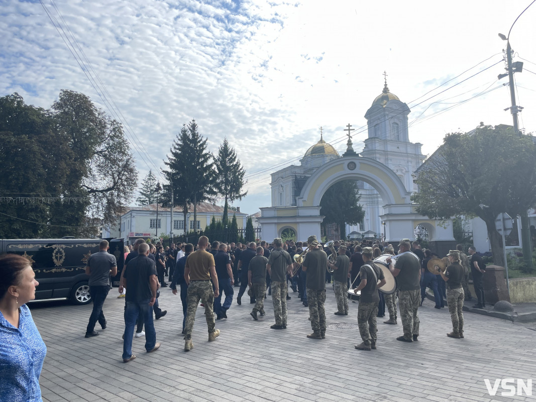 Колеги зустрічали на колінах: у Луцьку прощаються із капітаном поліції Романом Гіренком