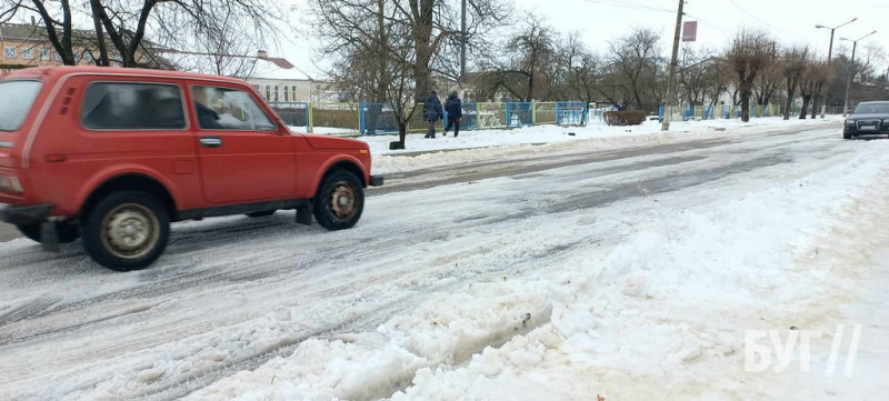 На дорогах – суцільна «каша»: у селищі на Волині нарікають на неякісне прочищення доріг від снігу