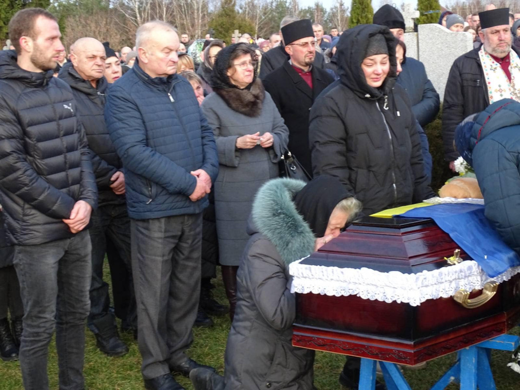 Сиротами залишилися донечка і синочок: на Волині похоронили Героя, який загинув понад п’ять місяців тому