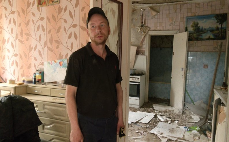 У Луцьку небайдужі допомагають розбирати будинок після удару дрона