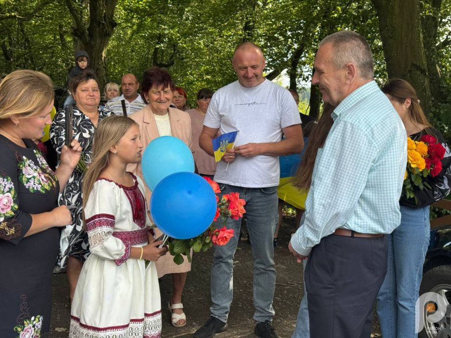 На Волині з квітами та сльозами зустріли звільненого з полону військового