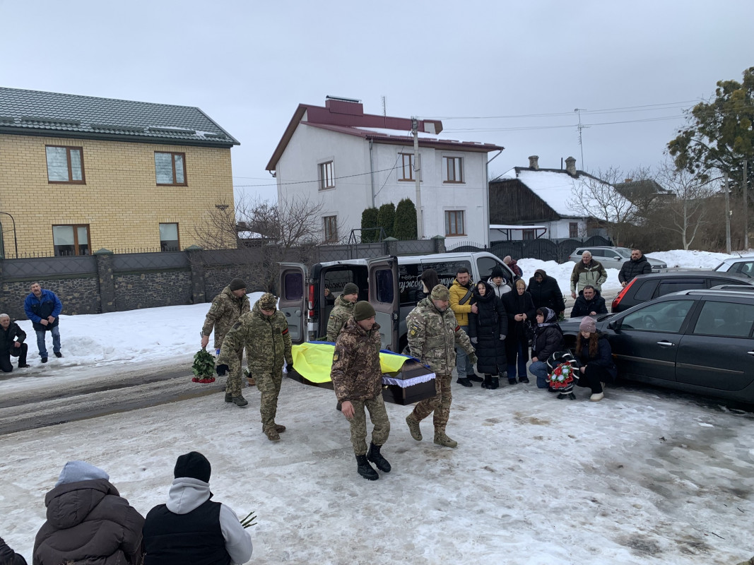 Останній пост прикордонника: жителі громади на Волині на колінах в останню дорогу провели Героя Павла Маєвського