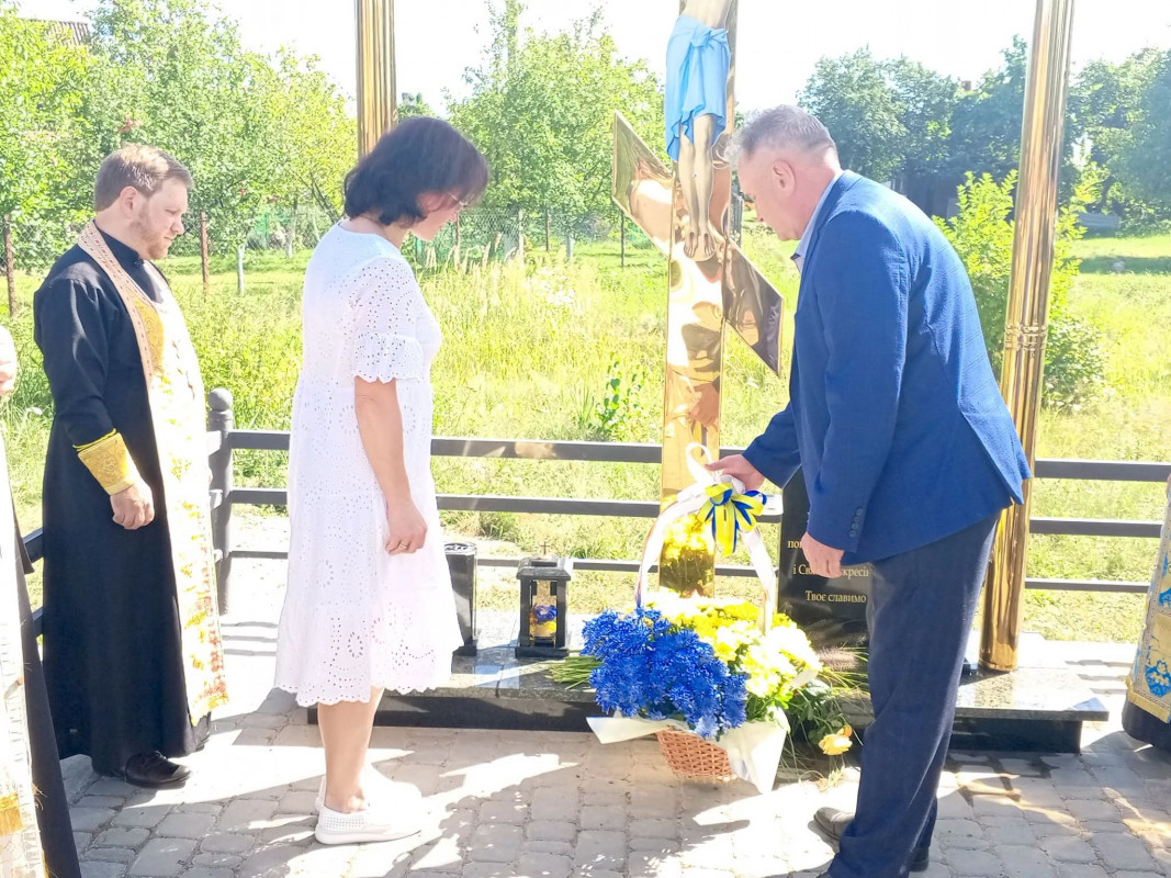На Волині мати загиблого воїна встановила Хрест материнської любові на Алеї Слави