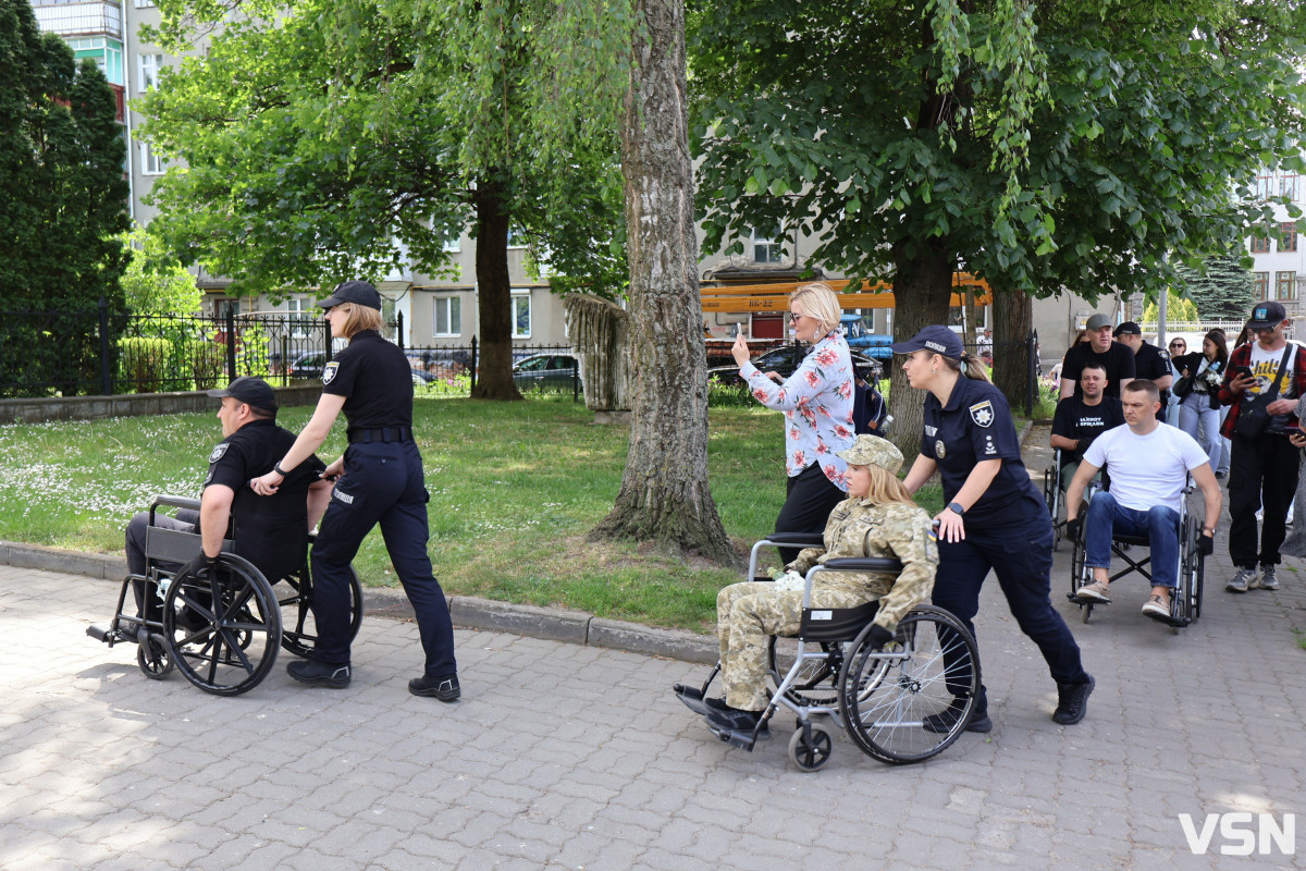 У центрі Луцька посадовці вчилися долати бордюри у кріслах колісних. Фото