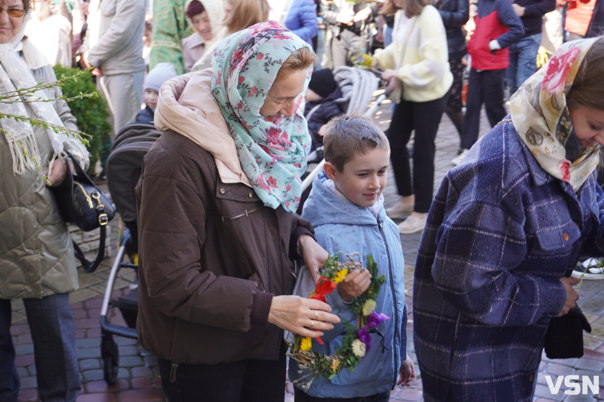 Сотні вірян прийшли освячувати вербу у головний собор Луцька. Фоторепортаж