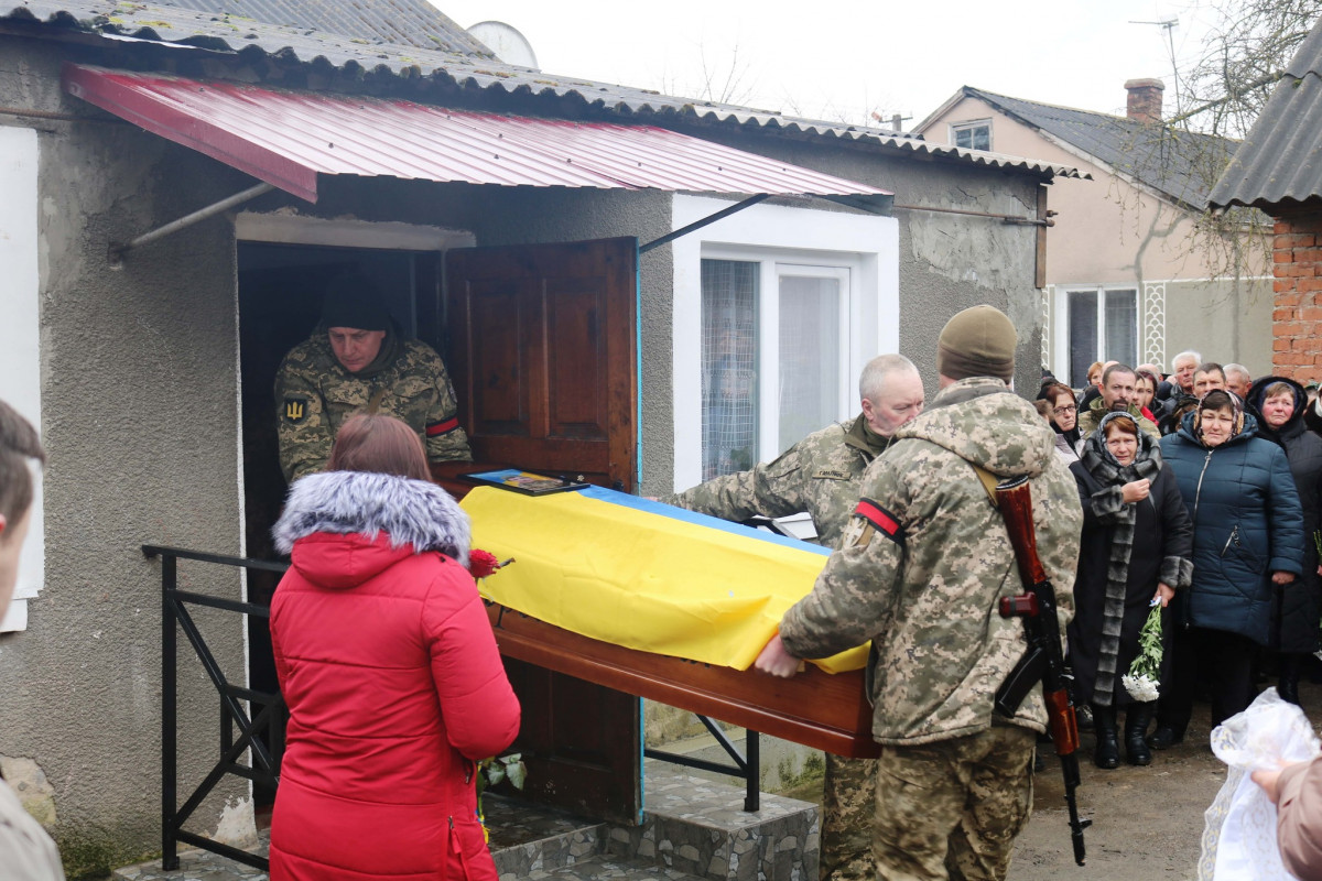 Пів року вважали зниклим безвісти: на Волині всім селом прощалися з 31-річним Героєм Іваном Майструком. Фото