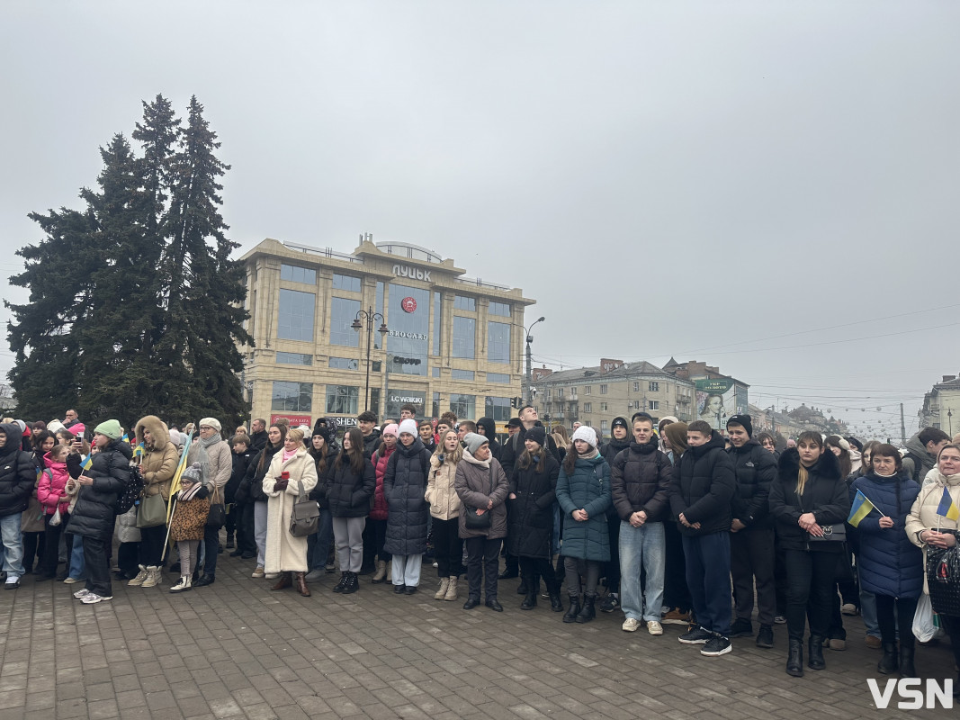 «Ланцюг Єднання» у Луцьку: сотні людей із прапором України відзначили День Соборності