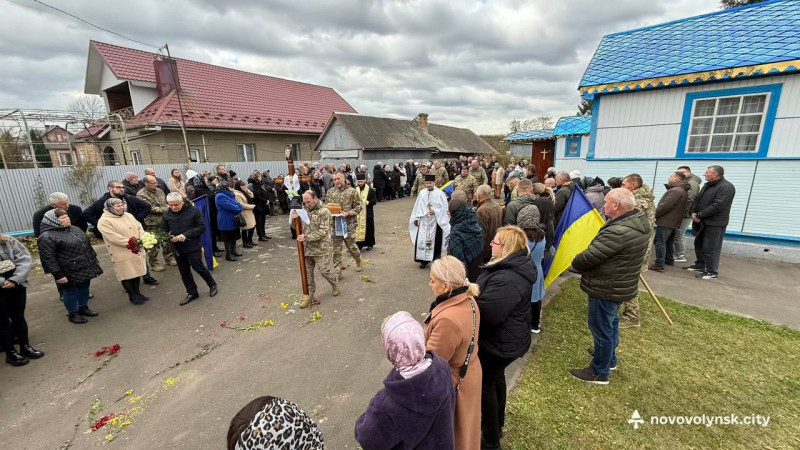 Коровай ділили на похороні: на Волині провели в останню дорогу Героя Павла Дорощука