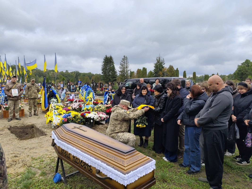Овдовіла дружина, без батька залишилися син і донечка: на Волині попрощались з Героєм Олександром Мишком