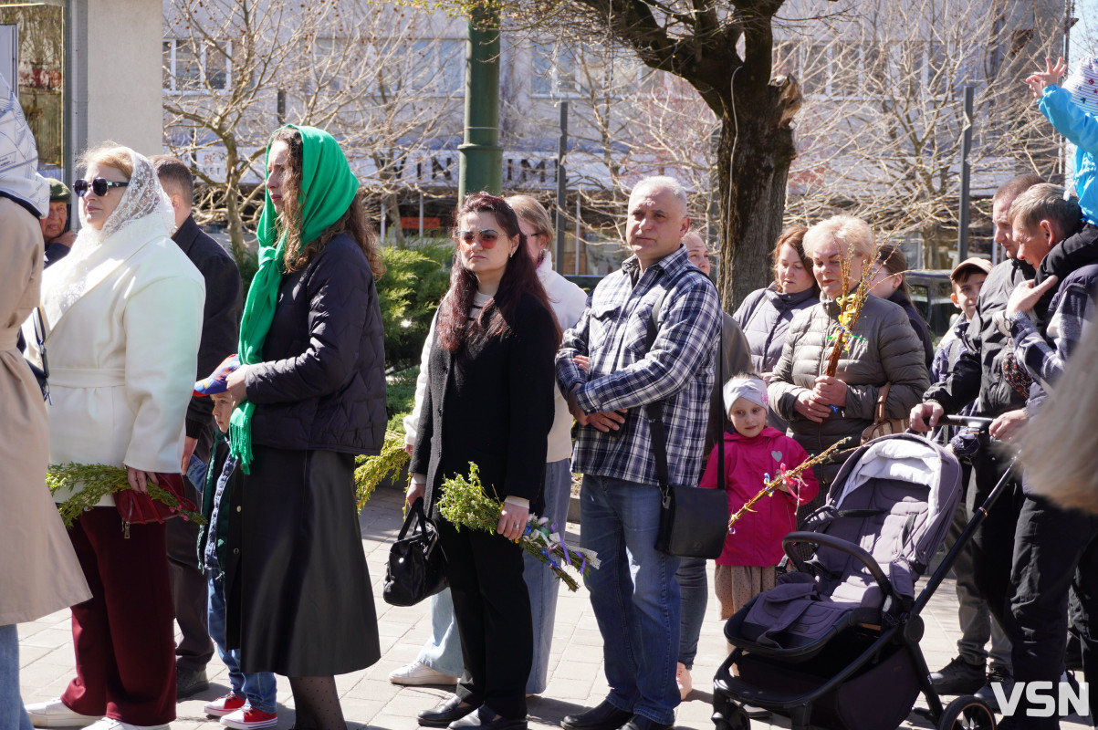 Сотні вірян прийшли освячувати вербу у головний собор Луцька. Фоторепортаж