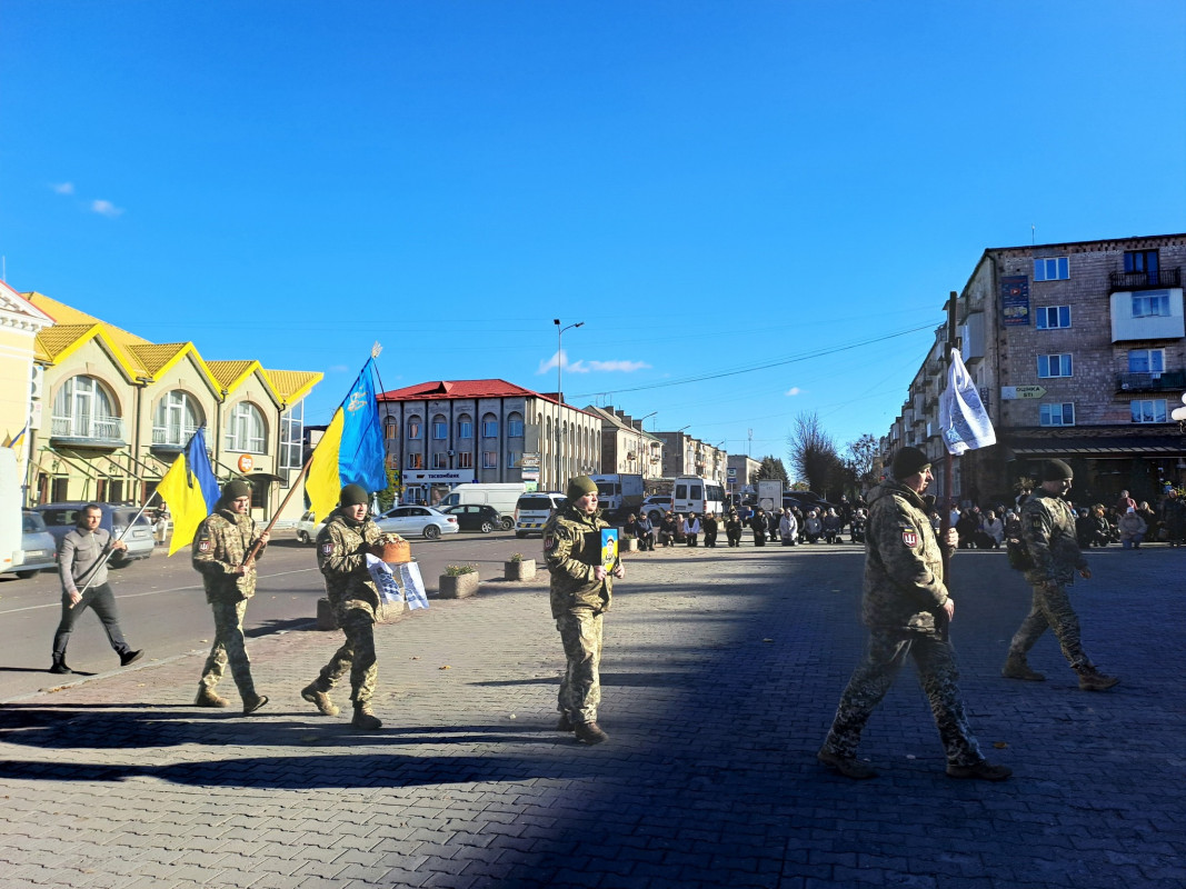 Коровай ділили на кладовищі: на Волині попрощалися з Героєм Максимом Хецером