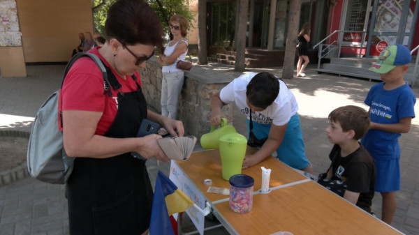 У Луцьку діти продають лимонад, щоб допомогти волонтерам робити сухпайки