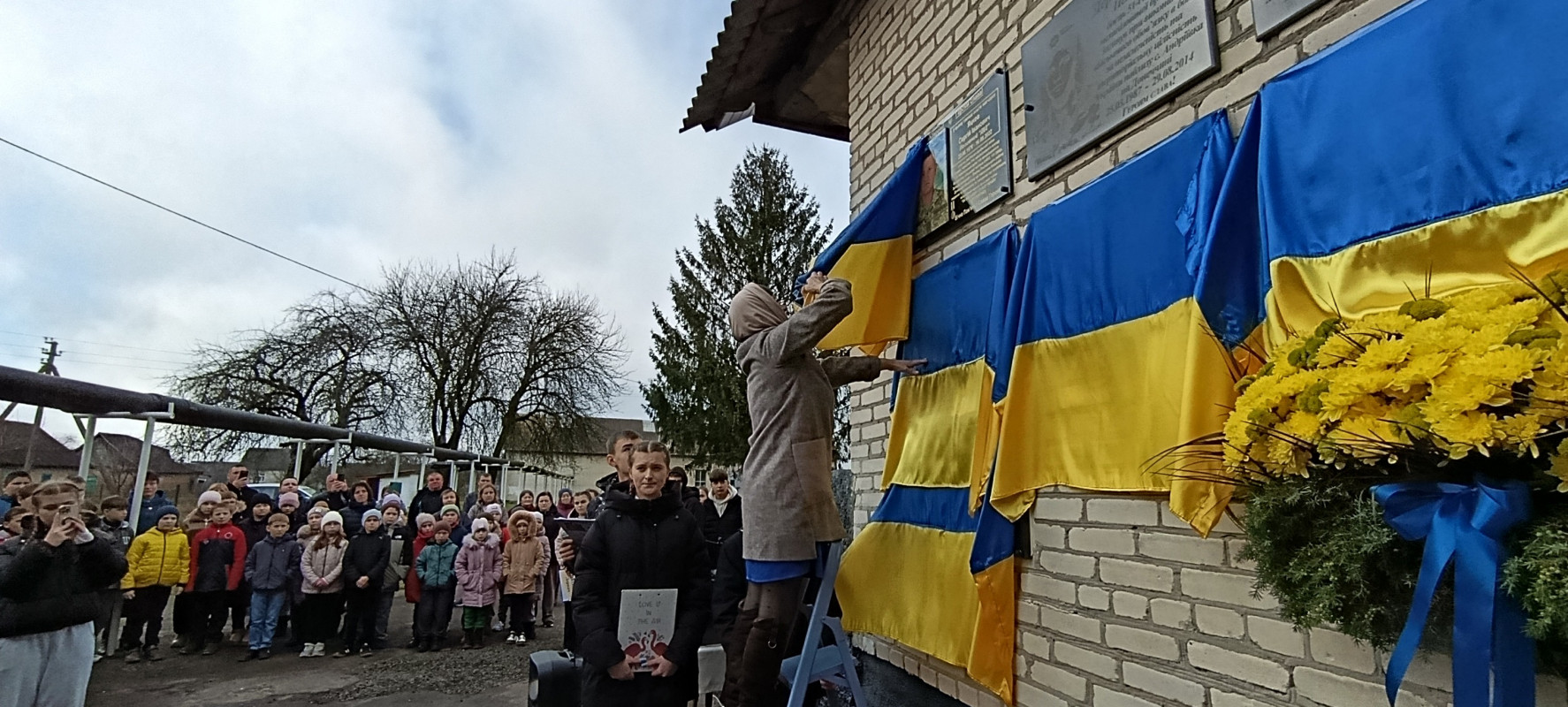 На фасаді сільського ліцею на Волині відкрили аж сім меморіальних дощок загиблим Героям