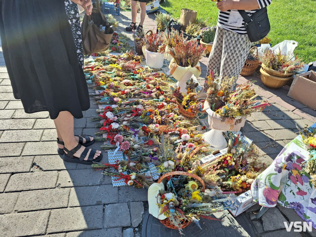 Що святять на Маковія у Луцьку. Фоторепортаж