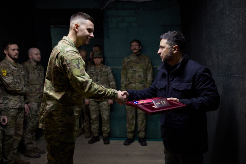 Зеленський відвідав воїнів «Азову» на Донеччині та нагородив захисників