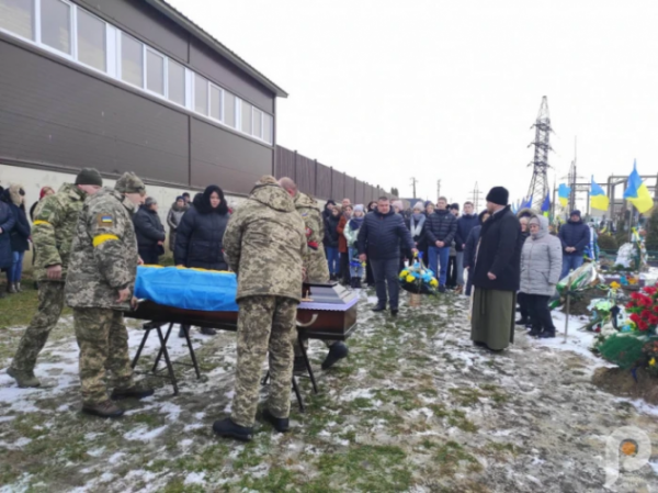 Без батька залишилось двоє синів: на Волині в останню дорогу провели Героя Івана Тлумача