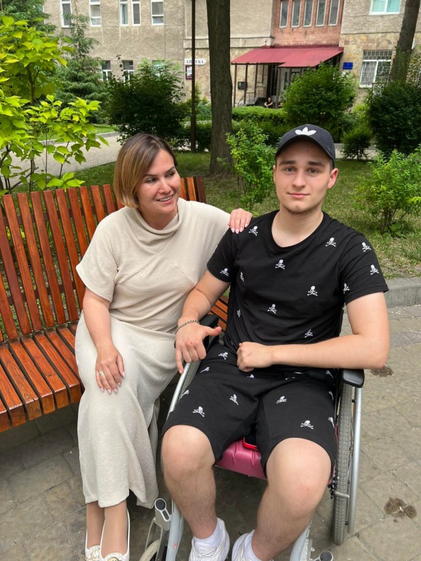 119 днів у лікарнях: 20-річний важкопоранений воїн з Волині мріє знову ходити