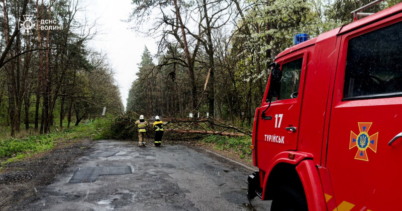 На Волині після буревію ще 7 населених пунктів залишаються знеструмленими