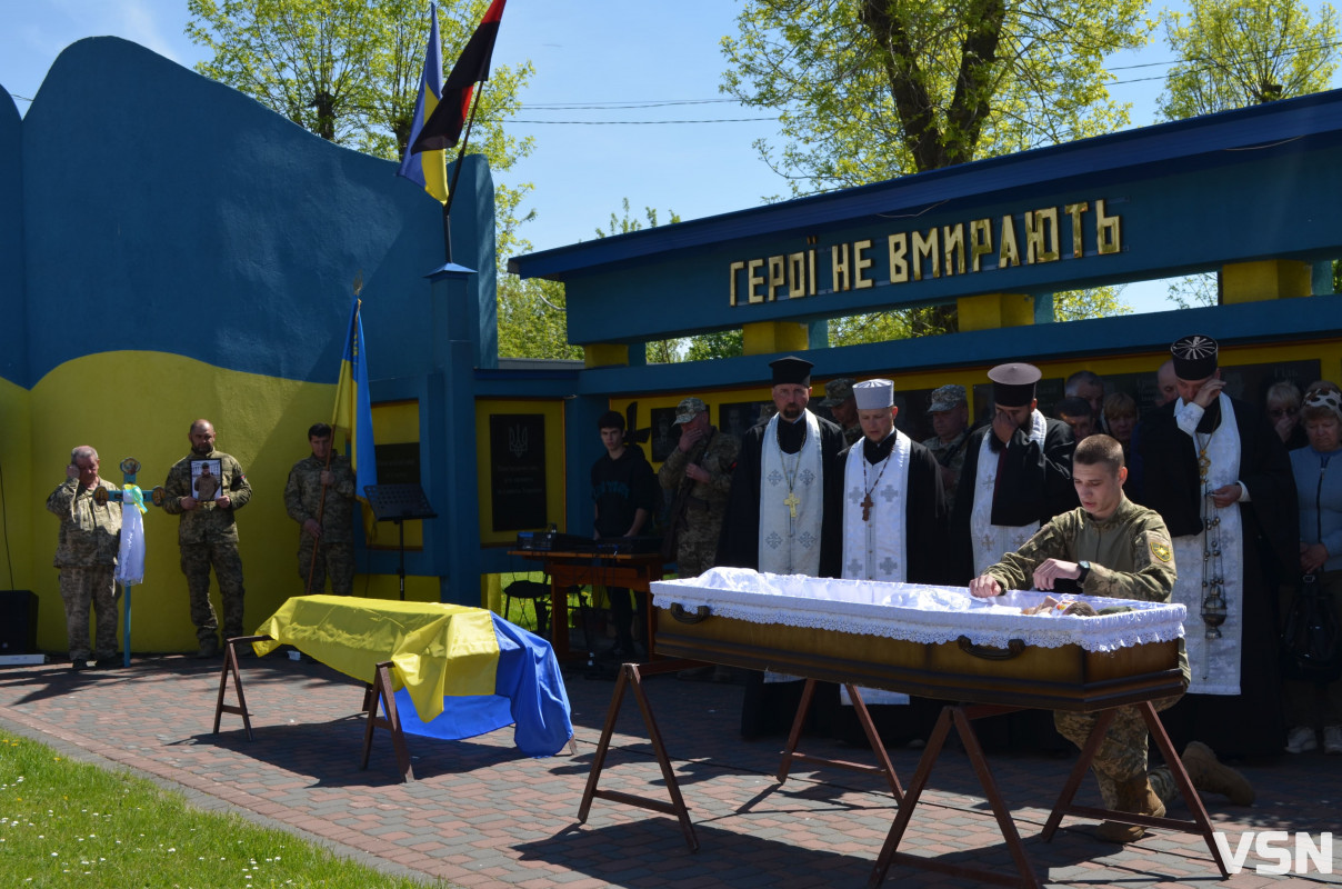 Був людиною, до якої тягнулося серце: на Волині попрощалися з 26-річним Героєм Дмитром Слюсарем