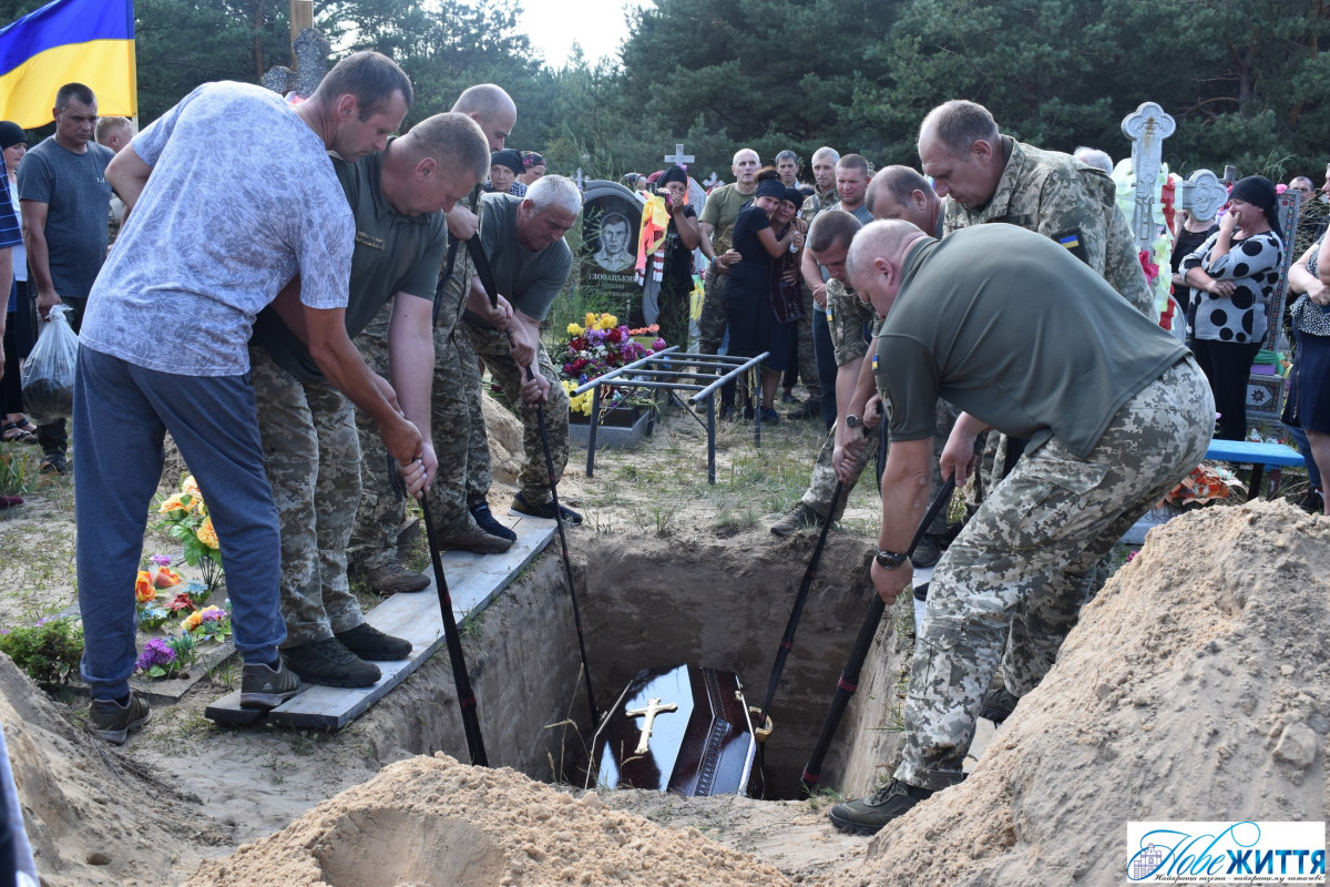 Осиротіло четверо дітей: на Волині попрощалися з Героєм Василем Журиком. Фото