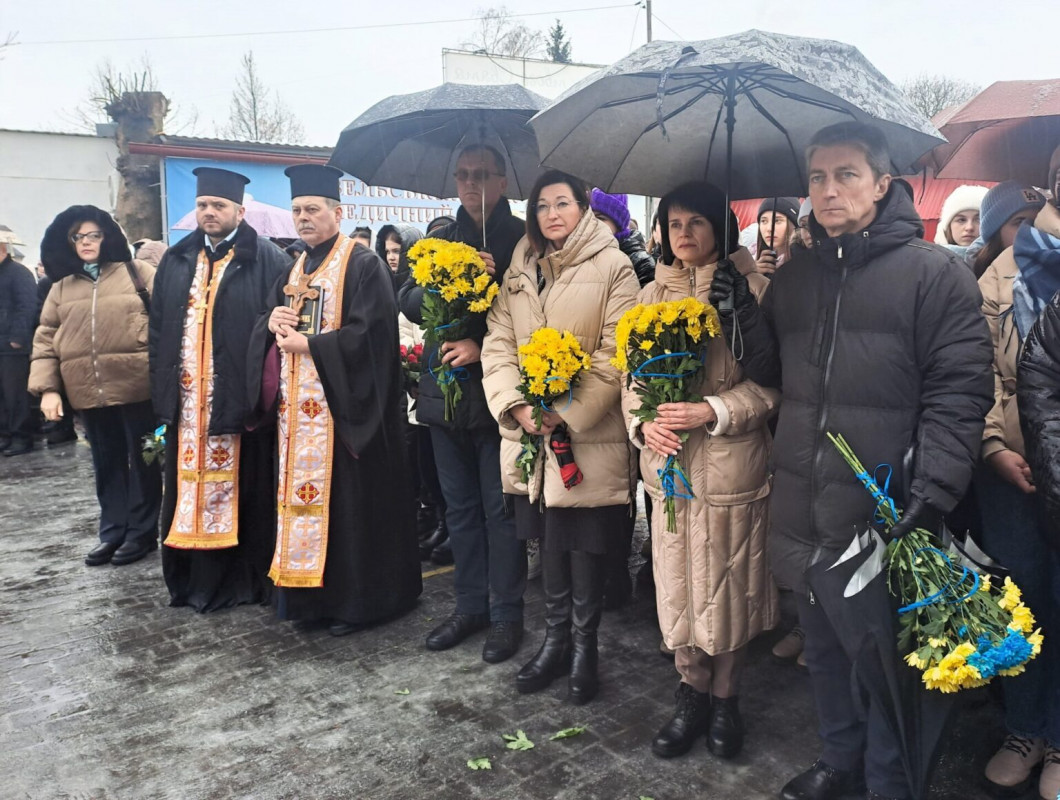 У місті на Волині відкрили меморіальну дошку на честь бойових медиків – випускників закладу