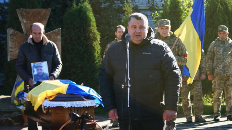 «Куди ж ти, сину, йдеш…»: на Волині в останню дорогу провели воїна Сергія Беня