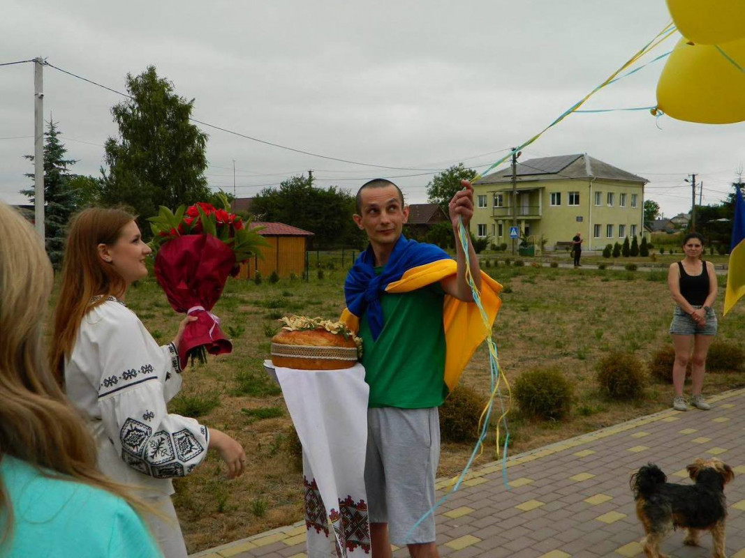 Майже три роки полону позаду: на Волині громада зі сльозами радості зустріла захисника Сергія Кизуна