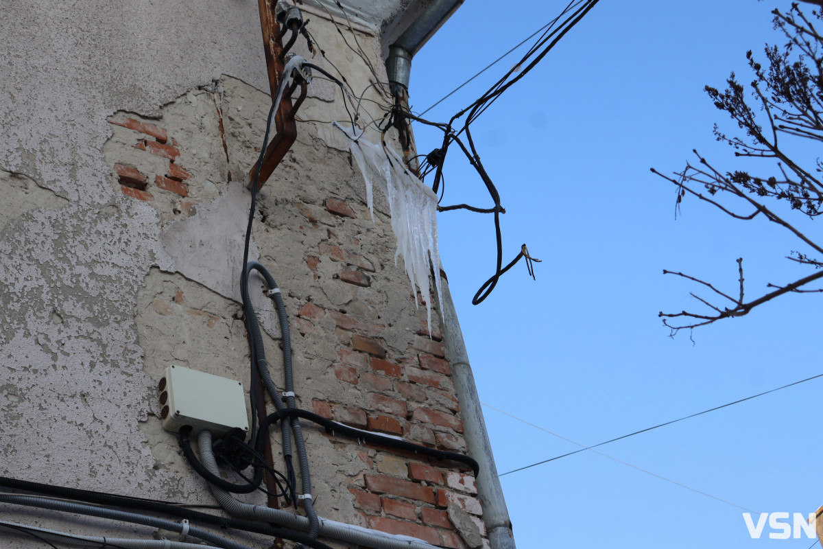 «Коли буде іскрити — тоді й наберете»: у Луцьку мешканці будинку чекають на ремонт оголених мереж, що обросли бурульками