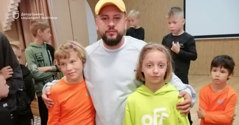 Відомий співак з Луцька Monatik зустрівся з дітьми, позбавленими батьківського піклування
