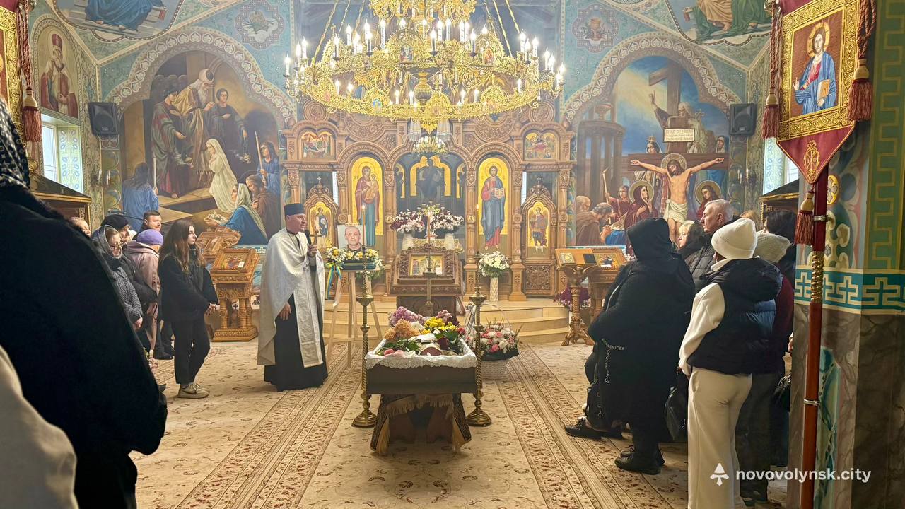 Віддав найцінніше - своє життя: волиняни провели в останню путь Героя Сергія Ярощука