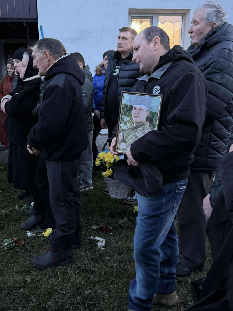 Для синів і донечок був татом, другом і порадником: на Волині в останню земну дорогу провели Героя Руслана Харчика