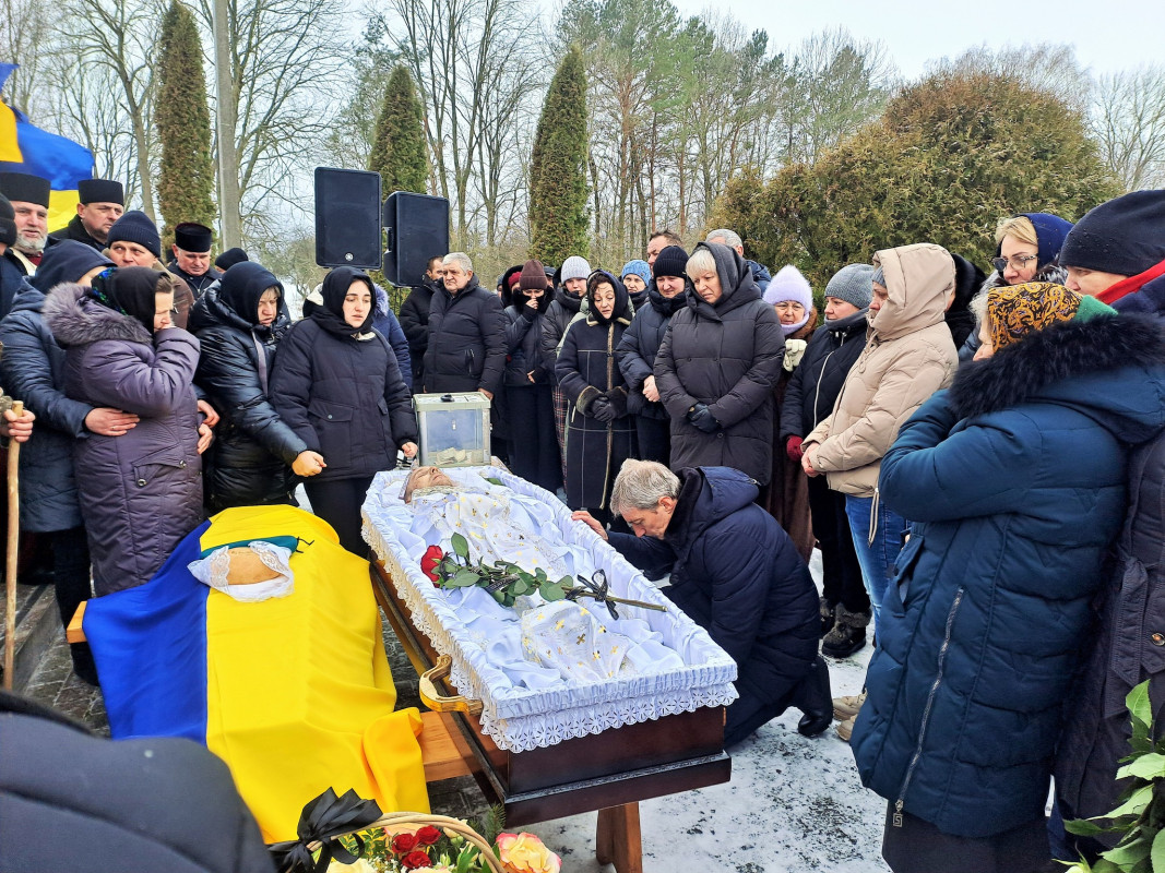Зійшлося усе село: на Волині попрощалися з молодим Героєм Ігорем Тимоніком