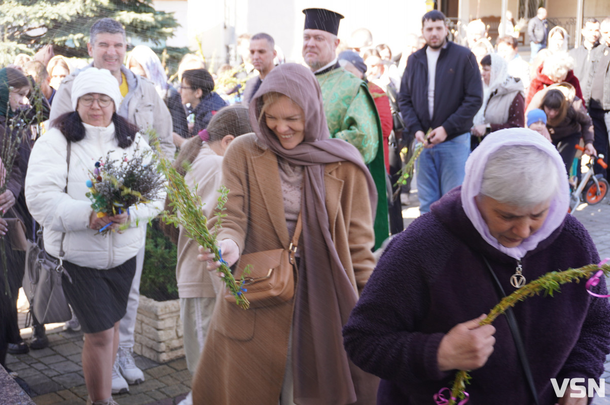 Сотні вірян прийшли освячувати вербу у головний собор Луцька. Фоторепортаж