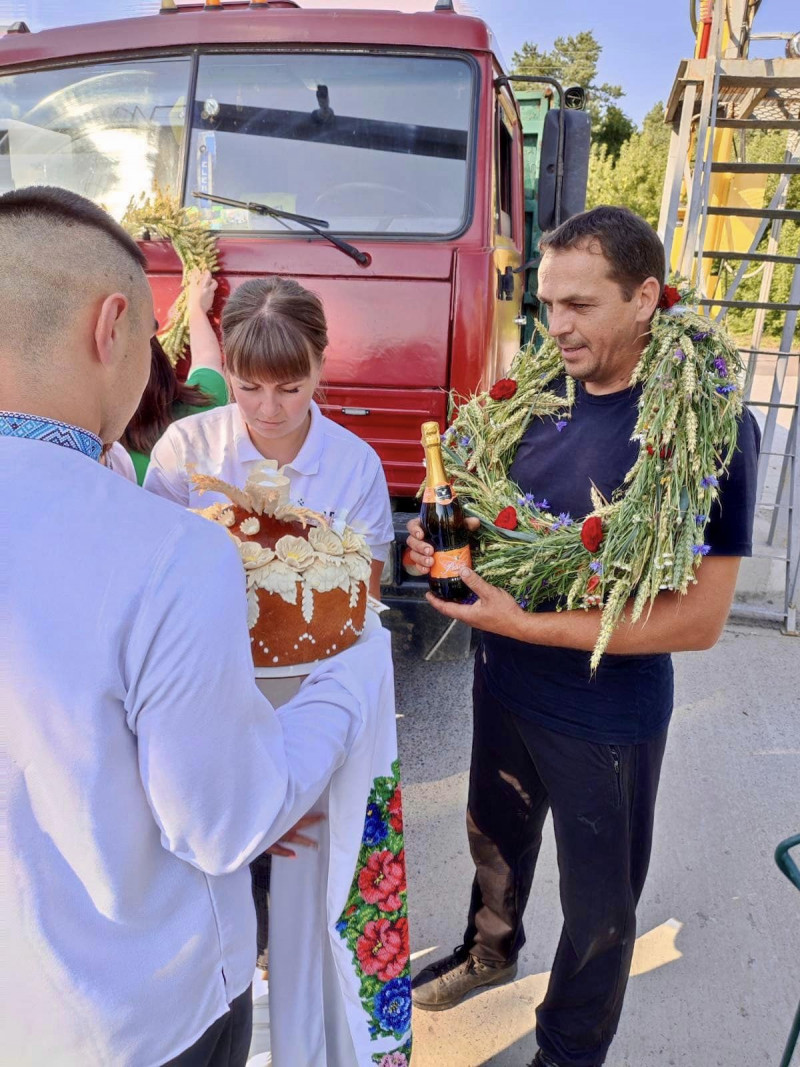 На Волині почали жнива, перший врожай відсвяткували короваєм