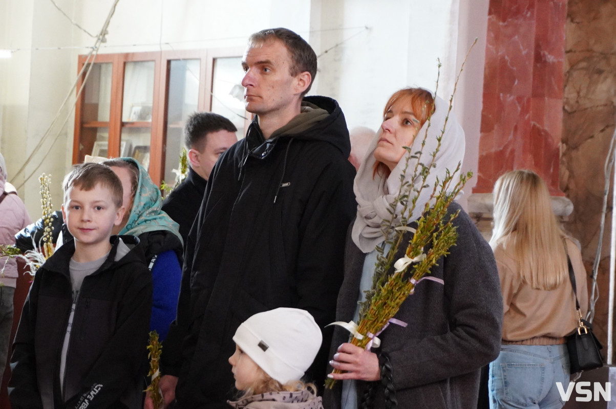 Сотні вірян прийшли освячувати вербу у головний собор Луцька. Фоторепортаж